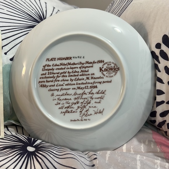 1984 Edna Hibel Mothers Day Plate,22k Gold Rim plate #4692E - Picture 4 of 9